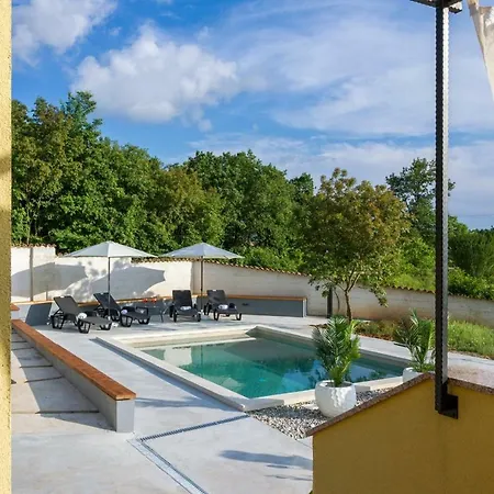 Charm Holiday House With A Nice Pool *