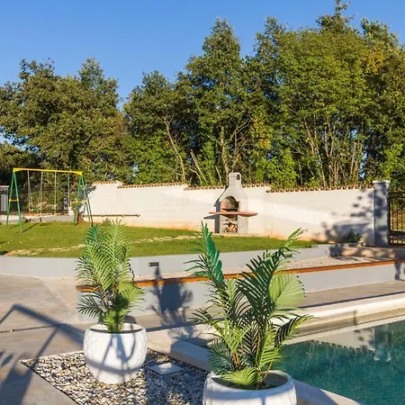 Charm Holiday House With A Nice Pool *