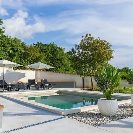 Charm Holiday House With A Nice Pool Светвинченат