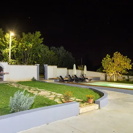 Charm Holiday House With A Nice Pool Светвинченат