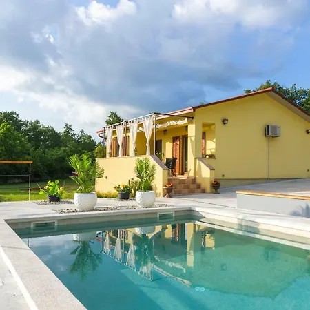 Charm Holiday House With A Nice Pool