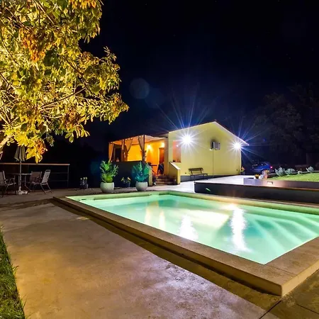 Charm Holiday House With A Nice Pool