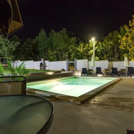 Charm Holiday House With A Nice Pool Вилла Светвинченат