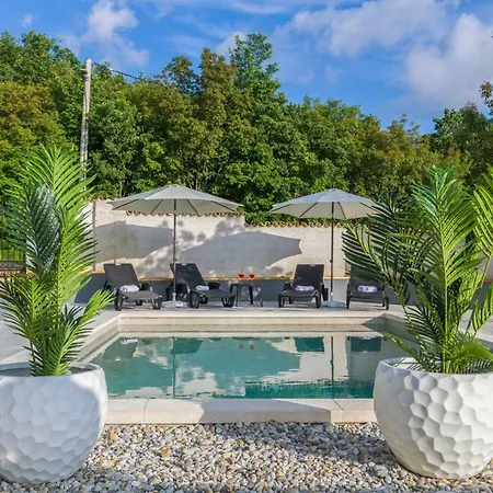 Charm Holiday House With A Nice Pool Светвинченат